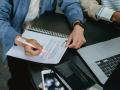 Un alumno estudiando mediante la técnica del subrayado