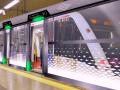 Vistazo del tren autónomo de Metro y el diseño del andén