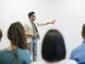 Un profesor en el aula impartiendo una clase