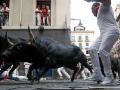 PAMPLONA, 12/07/2024.- Los toros de la ganadería de Jandilla a su paso por la curva de Mercaderes durante el sexto encierro de los Sanfermines 2024 celebrado este viernes en Pamplona. EFE/Villar López