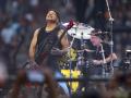 El bajista de la banda estadounidense, Metallica, Robert Trujillo, durante su actuación hoy viernes en el estadio Metropolitano de Madrid