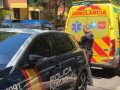 Policía y sanitarios en el domicilio de la mujer peruana asesinada este sábado en Madrid