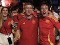 El presidente del Partido Popular, Alberto Núñez Feijóo, y el alcalde de Madrid, José Luis Martínez Almeida, se abrazan en un momento de la final de la Eurocopa, cuyo desenlace han presenciado desde la plaza de Colón madrileña