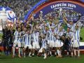 Los jugadores de Argentina levantan la Copa América