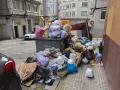 Basura acumulada junto a unos contenedores de La Coruña