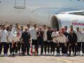 El presidente de la selección española, Pedro Rocha (c-i), junto al seleccionador, Luis de la Fuente (c-d), y los jugadores, a su llegada al aeropuerto Adolfo Suárez Madrid-Barajas