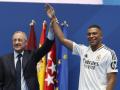 El presidente del Real Madrid, Florentino Pérez (i) durante la presentación del francés Kylian Mbappé (d)