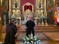 La Virgen del Carmen es una de las advocaciones de la Virgen María más conocidas y veneradas en la Iglesia católica. Se le considera patrona de los marineros, pescadores, navegantes y de todos aquellos que se enfrentan a situaciones de peligro en el mar.

A esta advocación mariana, cuyo origen se remonta al siglo XII, generalmente se le representa con el Niño Jesús en brazos y con un escapulario en la mano, como símbolo de la promesa que ha hecho a quienes lo porten. Precisamente bajo esa representación, el día 16 de julio, coincidiendo con su festividad, salieron en procesión imágenes de la Virgen del Carmen por diversos rincones de la Diócesis.

En Córdoba, un año más, tras la función solemne en San Cayetano a las 21:00 horas, tuvo lugar la procesión de Nuestra Señora del Carmen Coronada y Santa Teresa de Jesús. Como es habitual la Virgen estrenó diversas joyas y, como novedad, lució una barbada de plata con monedas originales de Isabel II, Alfonso XII y Alfonso XIII, donada por la familia Fernández Martínez, entre otras joyas.

Asimismo, a las 21:00 horas, tuvo lugar la procesión de la Virgen del Carmen que tras salir de la parroquia de Nuestra Señora del Carmen de Puerta Nueva continuó su andadura por las calles de la feligresía rodeada por multitud de devotos, que además, el sábado 20, festividad del Padre Elías, tendrán la oportunidad de presentar a los niños a Ntra. Sra. del Carmen.

En la Diócesis

También en Rute, Palenciana, Bujalance, Lucena o Montoro, entre otros rincones de la Diócesis, la Virgen del Carmen salió en procesión con gran esplendor y devoción, ya que en lugares como Palenciana o Rute, celebran la Patrona del pueblo y aprovechan el día de su fiesta no sólo para acompañar a la imagen en procesión, sino también para imponer los escapularios a los devotos.

Significado del escapulario

El popular escapulario de la Virgen del Carmen fue dado por la Virgen María a San Simón Stock, el 16 de julio de 1251. Es un compromiso de vivir en oración, en mortificación y buenas obras y debe ser impuesto por un sacerdote a quienes acepten amar e imitar a María.