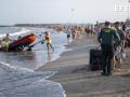 Imagen de la Guardia Civil evacuando los fardos de cocaína encontrados en la playa del Arenal, Burriana