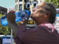 Una persona bebe agua este sábado en el centro de Madrid