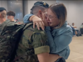 Un militar abraza a su mujer