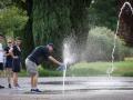 Un hombre se refresca en una fuente de Mérida