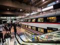 Varios pasajeros en la estación de Cercanías de Atocha