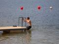 Un hombre se refresca en la playa de interior del pantano de la Breña, en el término municipal de Almodóvar del Río, Córdoba