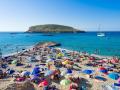 Bañistas disfrutan en la Cala Conta, en Ibiza