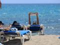 Varias personas leen y toman en sol en Mallorca