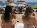 Dos chicas fuman en una playa de Benidorm, esta semana