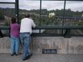 Varias personas en el lugar del descarrilamiento del Alvia durante un homenaje en el barrio de Angrois, Santiago de Compostela