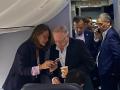 La exvicepresidenta de Colombia Marta Lucia Ramírez y el expresidente de Costa Rica Miguel Ángel Rodríguez conversan en el avión bloqueado en Panamá