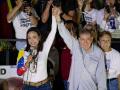 AME4966. CARACAS (VENEZUELA), 25/07/2024.- La líder opositora venezolana, María Corina Machado (i), y el candidato a la presidencia de Venezuela, Edmundo González Urrutia (c), saludan a simpatizantes en el cierre de campaña de González Urrutia, este jueves, en Caracas (Venezuela). González Urrutia pidió a los venezolanos, en un acto de clausura de la campaña electoral, votar el domingo para comenzar el camino de la "reconciliación nacional". EFE/ Ronald Peña R.