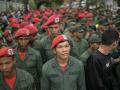 Miembros de la Fuerza Armada Nacional Bolivariana (FANB) hacen fila en un centro de votación durante las elecciones presidenciales venezolanas, en Caracas, el 28 de julio de 2024