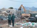 Las máquinas comienzan a derribar las chabolas de un campamento situado en Níjar