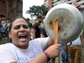 Una venezolana participa en la masiva cacerolada contra Maduro en Caracas