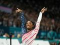 Simone Biles compite en la prueba de barra de equilibrio