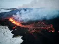 Fotografía aérea tomada con un dron muestra lava y humo saliendo de una fisura volcánica durante una erupción cerca de la ciudad de Grindavik