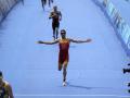 PARÍS, 31/07/2024.- El triatleta español Alberto González (c) cruza la meta en la prueba de triatlón masculino de los Juegos Olímpicos de París