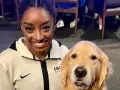 El perro Beacon, junto a la gimnasta Simone Biles