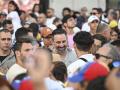 El presidente de Vox, Santiago Abascal (c), participa en la manifestación convocada "en favor de la libertad de Venezuela y en rechazo al fraude electoral", este sábado en la Puerta del Sol en Madrid