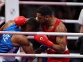 El boxeador español Enmanuel Reyes Pla (rojo) se enfrenta al azerbaiyano Loren Berto Alfonso Domínguez (azul) durante su combate de semifinales de 92kg masculino de los Juegos Olímpicos de París 2024 este domingo en la capital gala. EFE/ Miguel Gutiérrez