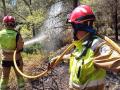 Bomberos trabajando en las labores de extinción del incendio de Benicasim (Castellón)