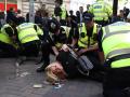 Una manifestantes detenida en Nottingham (Inglaterra) mientras protestaba por los apuñalamientos de Southport