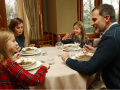 Los Reyes con sus hijas durante una comida familiar