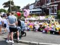 Residentes de Southport, Inglaterra depositan flores en el lugar donde fueron asesinadas tres niñas