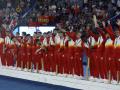 Los jugadores españoles posan con la medalla de oro conseguida en la final de fútbol