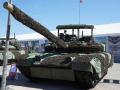 Un tanque ruso T-80BVM con una cubierta de protección antidrones