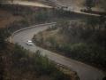 Un vehículo circula este martes bajo un fuerte aguacero por una carretera cercana a la localidad castellonense de Morella