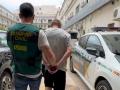 La Guardia Civil lleva esposado al detenido por violar a su sobrina en Burjasot