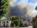 El incendio forestal en Trabazos (Zamora) se mantiene en Nivel 2 de peligrosidad y ha obligado a evacuar la localidad de Sejas de Aliste y a cortar la N-122