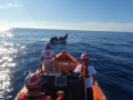 Miembros de Cruz Roja rescatando una patera