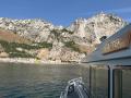 El HMS Dagger, uno de los barcos que participan en las maniobras, frente a Catalan Bay, en Gibraltar