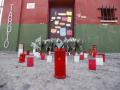 Flores y velas en la entrada del polideportivo donde fue asesinado Mateo