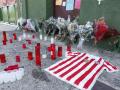 Un altar de flores y tarjetas se ha conformado en las puertas del polideportivo donde fue asesinado el pequeño Mateo