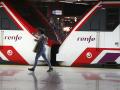 Una mujer en la estación de Renfe de Nuevos Ministerios