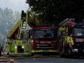 Los bomberos que atendieron esta madrugada un enorme incendio desatado en un edificio residencial y comercial en Londres