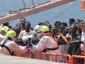 Algunos de los 136 inmigrantes que llegaron este lunes en un cayuco al puerto de Valverde (El Hierro)