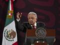 El presidente de México, Andrés Manuel López Obrador, hace un gesto mientras habla durante su conferencia de prensa matutina diaria en el Palacio Nacional en la Ciudad de México